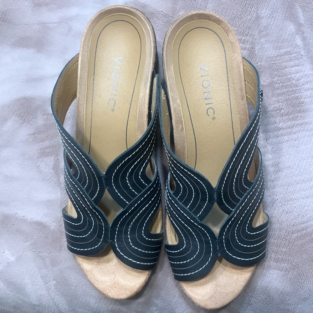 Never worn Vionic black orthotic sandals
